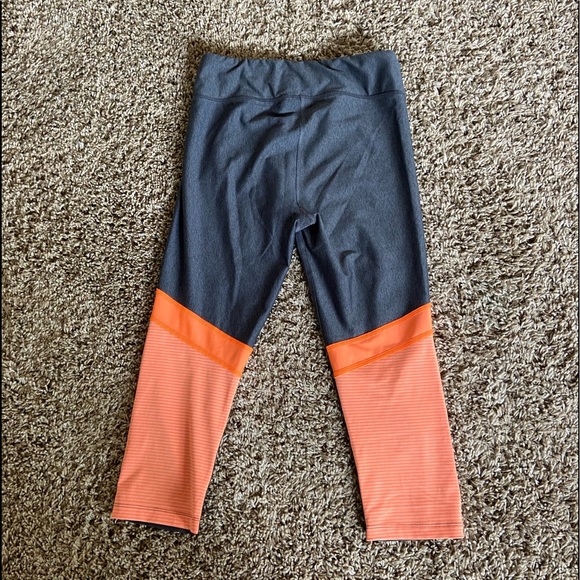 Under Armour capris. Size S. - Picture 2 of 3